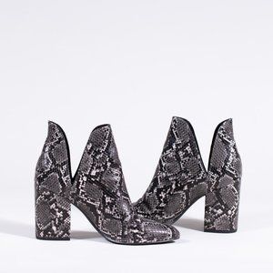 Steve Madden Rookie Bootie in Grey Snake Skin sz:9